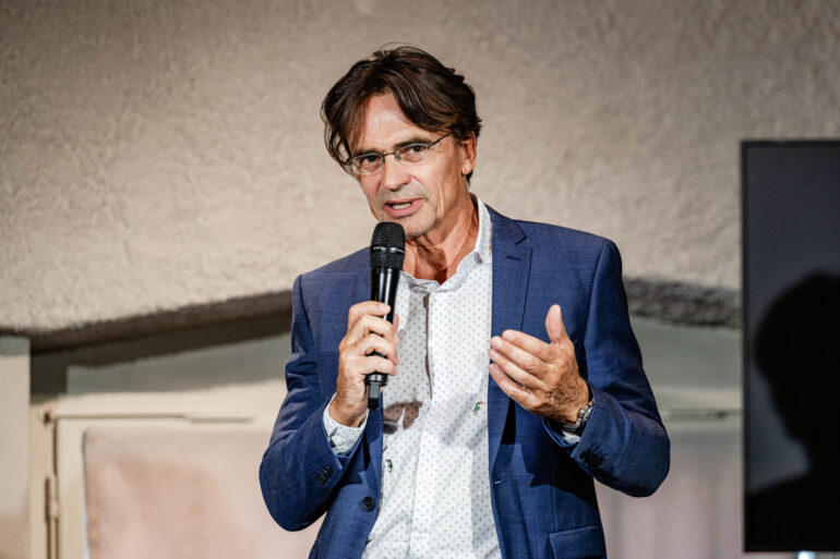 Ausstellungseröffnung mit Laurent Golay, Direktor des Musée Historique Lausanne im Polit-Forum Bern am 30. August 2023. Bild: Susanne Goldschmid