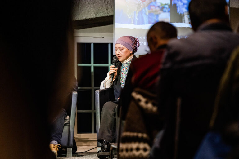 Debatte "Unterdrückung der Uigur:innen: Welche Möglichkeiten hat die Schweiz?"; Gulbahar Jalilova, ursprünglich aus Kasachstan, wurde 2017 unter dem Vorwurf der «Unterstützung des Terrorismus» festgenommen und war während 15 Monaten in Xinjiang inhaftiert; fotografiert am 28.09.2022 im Polit-Forum Bern, Bild: Susanne Goldschmid