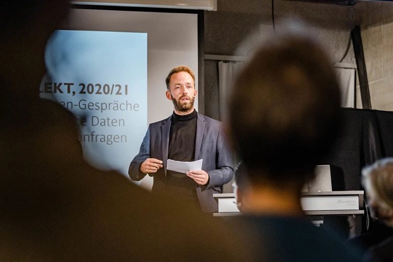 Podium "Wem gehören unsere Häuser?"; Christian Zeier, Mitgründer, redaktionelle Leitung REFLEKT; Polit-Forum Bern; 19.10.2021; Bild: Susanne Goldschmid