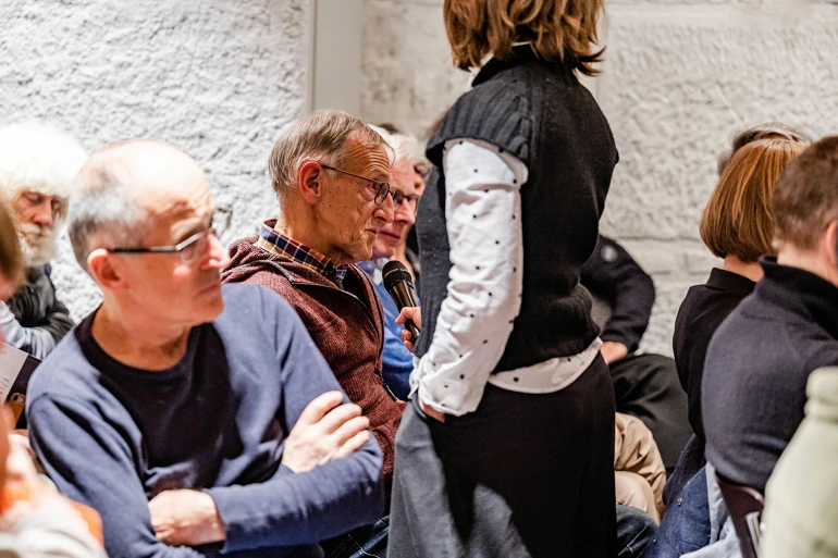 vlnr sprechen an der Vernissage der partizipativen Wanderausstellung «Auf der Suche nach der Wahrheit» am Mittwoch (15.03.23) im Polit-Forum Bern. Foto: Susanne Goldschmid