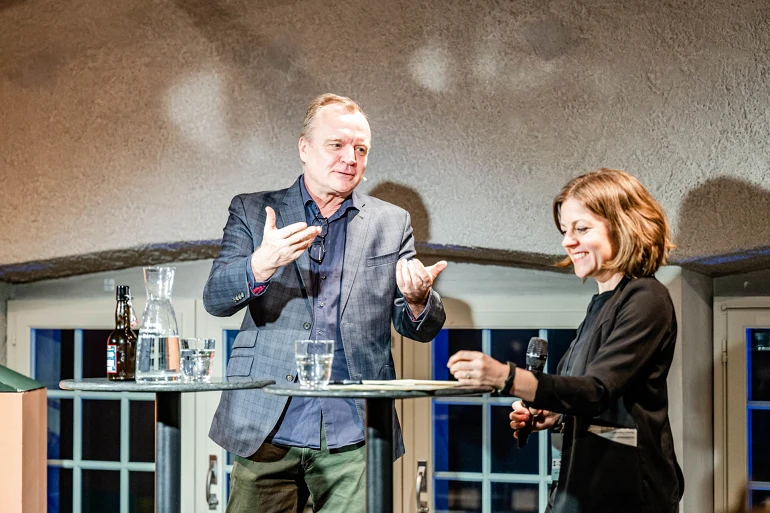 Hansi Voigt, Journalist und Unternehmer spricht an der Museumsnacht 2023 zum Thema "Wie kommen Themen auf den Tisch?" am Freitag (17.03.23) im Polit-Forum Bern. Foto: Susanne Goldschmid